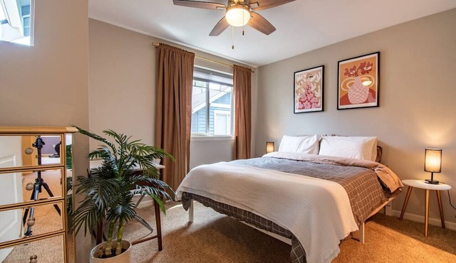 3 Bedroom Townhouse Downtown w/Private Backyard