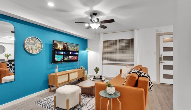 Walkable 1st-Floor Austin Stay – King Bed, Pet Friendly, Free Parking, Sleeps 10