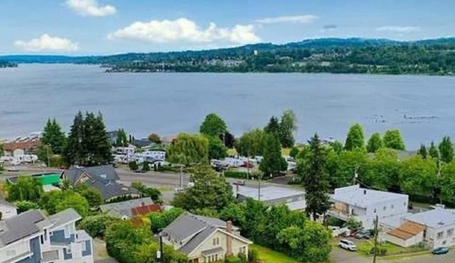 White Serenity w/Water View: Spacious 5BR/3BA by Seattle/Renton/Seatac