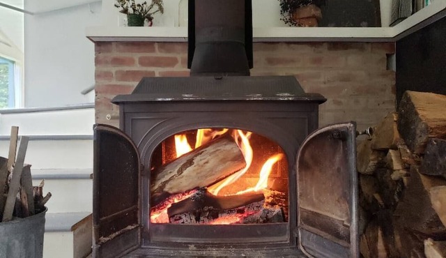 Picturesque cottage house with nearby lake and cafe