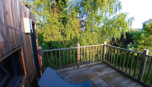 Chalet in the countryside, in the heart of a wooded garden.