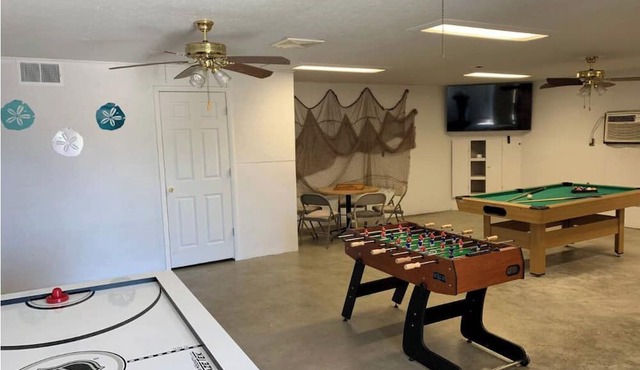 "Meant to Be” 4BR Family Retreat w/Game Room & Fire Pit 5 Min to Beach/Parks