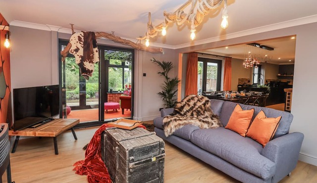 HOLLY FARM, pet friendly, character holiday cottage in Brantham