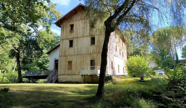 Moulin de Sore – beautiful holiday home in a preserved location with river