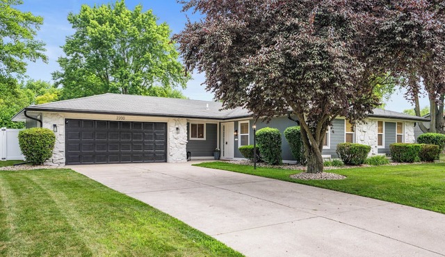 4-bedroom home - hot tub- fire pit