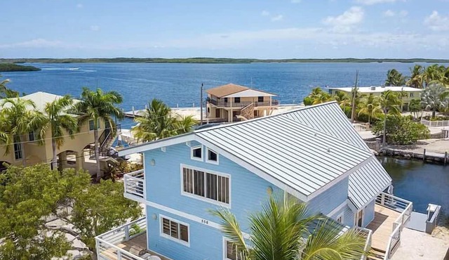 Large Ocean Front, Loft House with 3 beds, 2 baths in Key Largo with Boat Dock