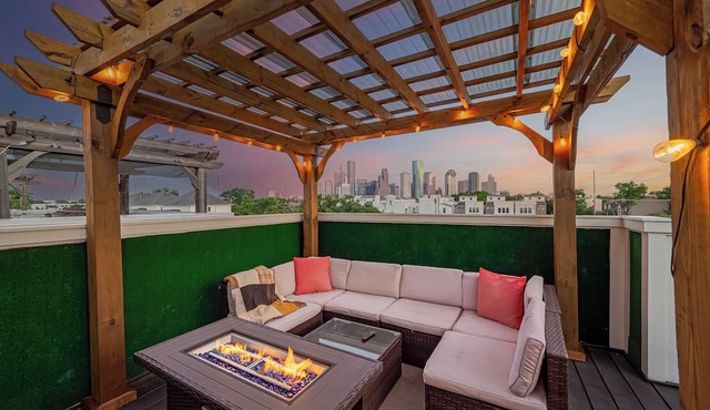 Luxury Downtown 3BR Gem W/Skyline View - Lower Heights