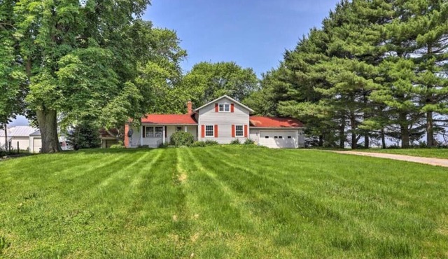 555) Massive 3 bedroom with plenty of parking!