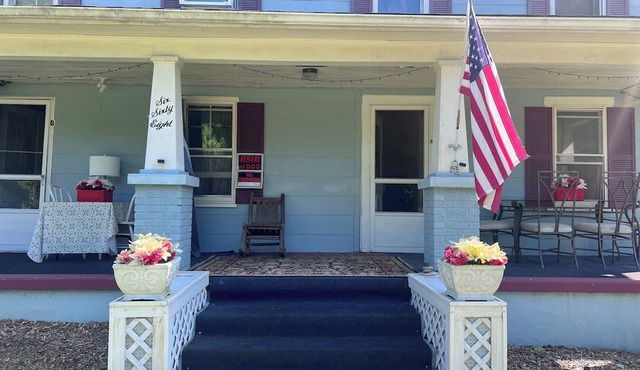 2-bed apt near Old Milford shops and dining. Beautiful parks and bike trail.