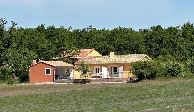 High Luberon, detached house between woods and lavender. Heated swimming pool,