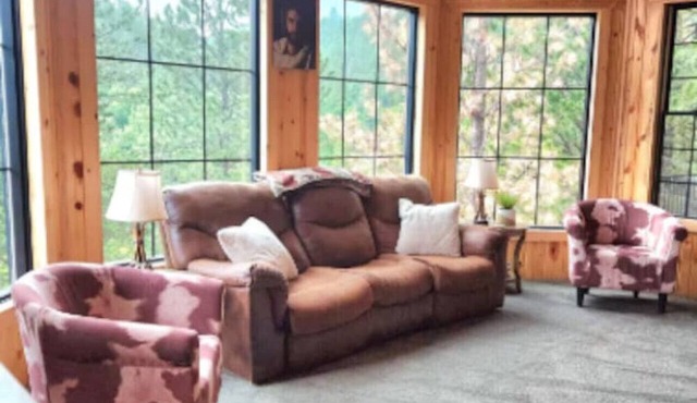 Higgins Gulch Lodge, Waterfall