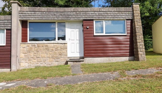 VILLA 18 LANTEGLOS HOLIDAY PARK, pet friendly, with pool in Camelford