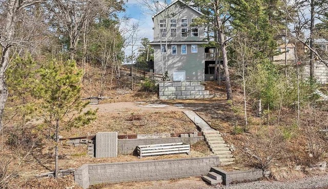 Freedom! Charming 3-bedroom house with Hot tub, private sandy beach and dock!