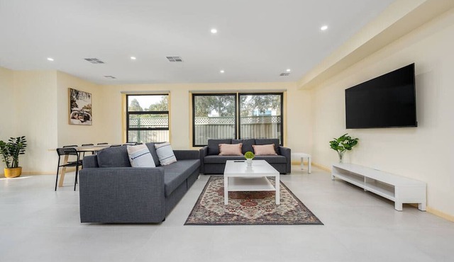 Westmeadow Breeze Skyline Stay – 8 Min to Airport