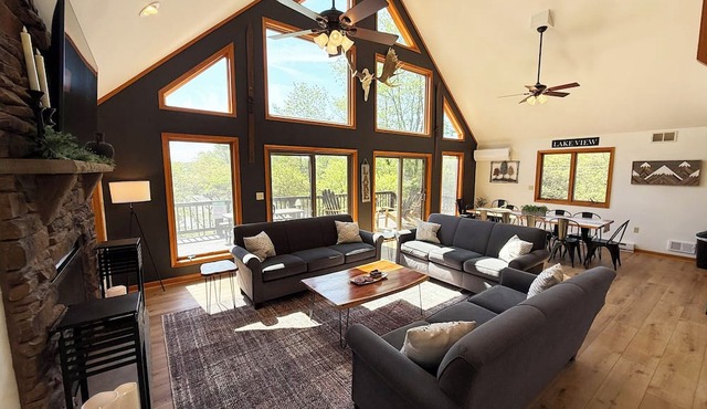 Lakeside Lookout Lodge - MASSIVE 6 BR Chalet w/Hot Tub Lake Beach Pool