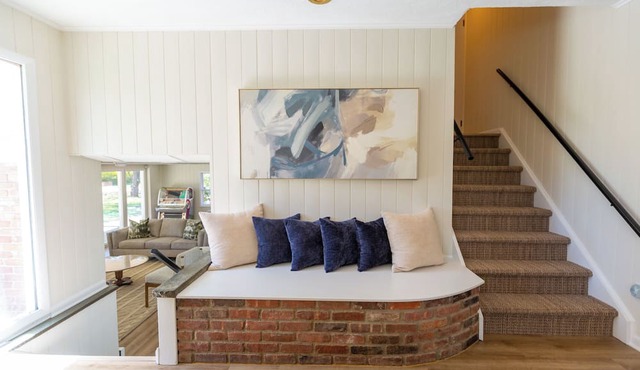 Luxurious, fully renovated 5 bedroom home great indoor & outdoor living spaces