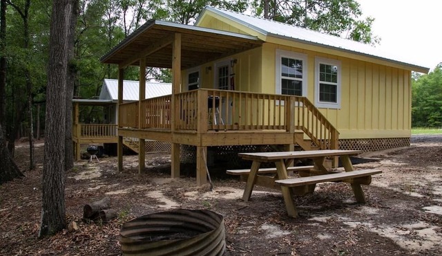 Comfy cabin located in Andalusia, AL