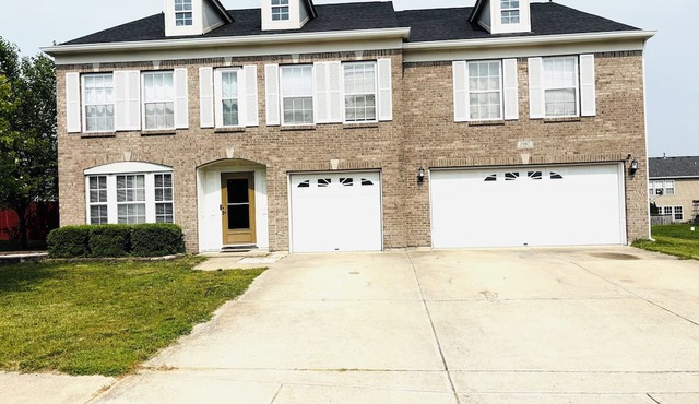 Spacious 5-bedroom house in beautiful Indianapolis with WiFi, AC