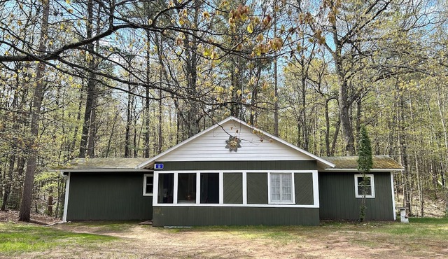 Creekside Oasis ~ Terrific 3-bedroom Cabin in Hazelhurst, Wisconsin