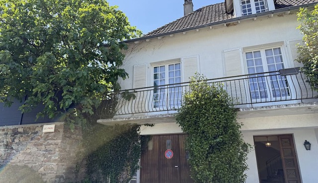 Spacious family house in the heart of Payzac with private garden, up to 10 people, pets allowed