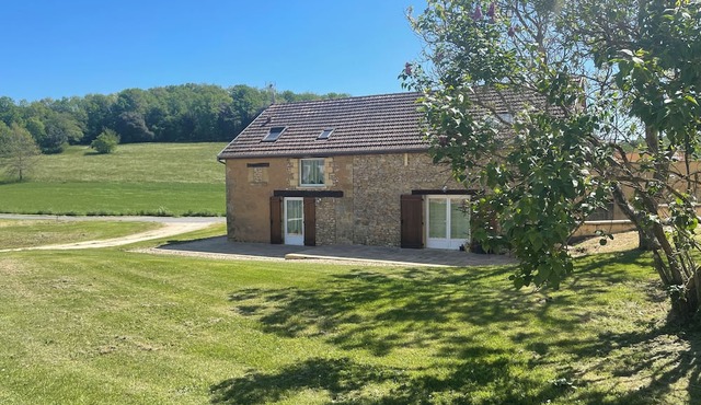 House in the heart of a pretty, quiet village, ideally located in Périgord