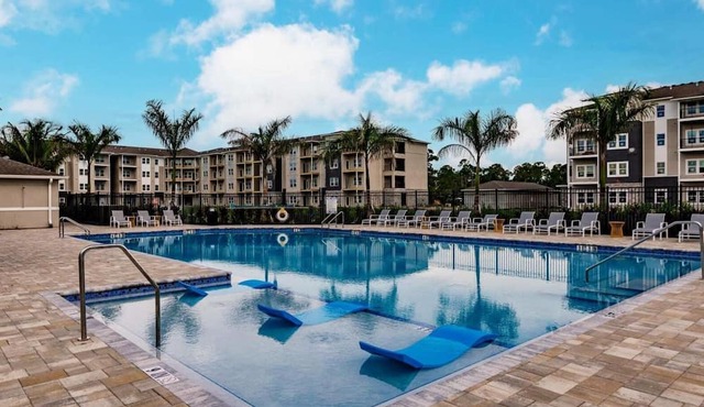 Vantage 3BD 3 - Three Bedroom Apartment, Sleeps 6