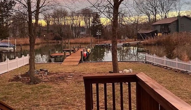 Pet-Friendly 3-Bedroom Home with Private Pier – Perfect Waterfront Retreat!