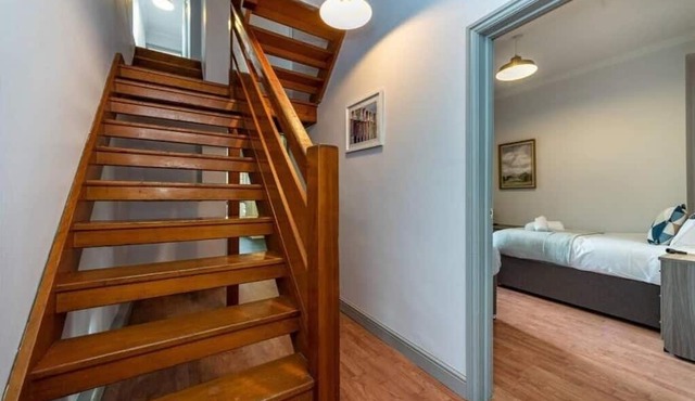 5 Bedrooms, Off Road Parking, Courtyard