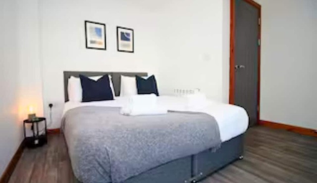 2 Bed Flat, 2 En-Suites, Parking, Sleeps 6