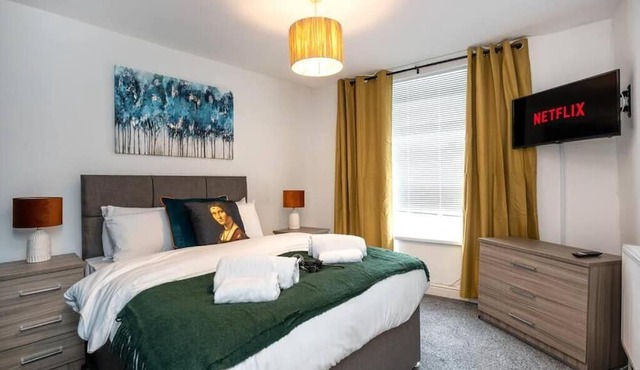 3 Storey House, 2 Bathrooms, Smart Tv's all rooms!