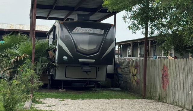 Bunk House RV-bedroom RV in fantastic Port O'Connor TX with AC