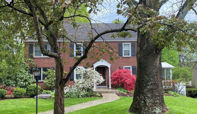 Spacious 5-bedroom house in Oakmont with WiFi, AC . 2 blocks from Oakmont C.C.