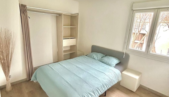 90m2 2-bedroom apartment with dressing rooms and private jacuzzi near Marseille.