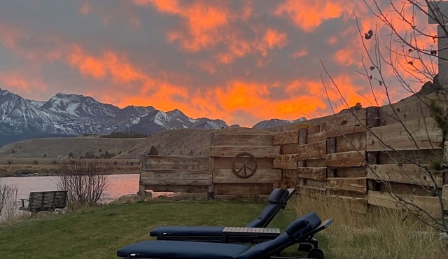 A unique & tranquil newly renovated gem in the Sawtooths on the Salmon River