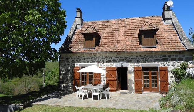 Characterful cottage with billiards, fireplace, enclosed garden, pets allowed