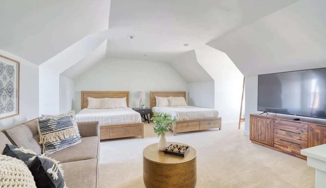 Spacious Townhome Combination for the Whole Family