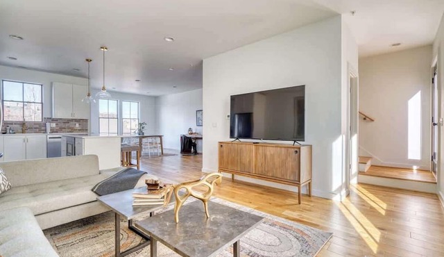 Cozy North Tabor Farmhouse ~ Gym + Chefs Kitchen