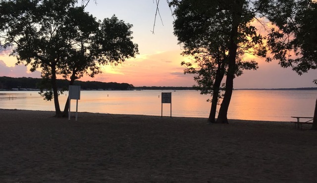 Hoist available for boats up to 25 ft. Charming 2BR house in lovely W. Okoboji