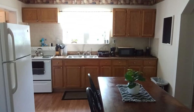Charming 3-bedroom house in Scarbro with WiFi