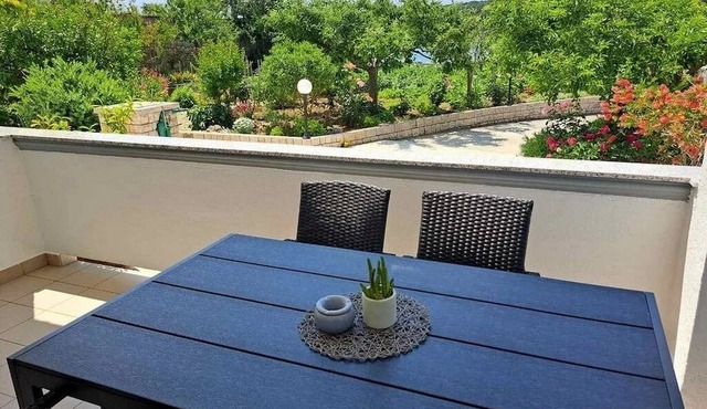 One bedroom apartment with terrace and sea view Palit, Rab (A-24303-d)
