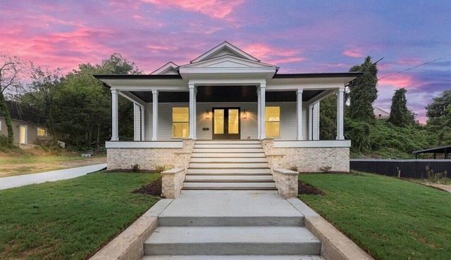 Historic 4-bedroom, 3.5- bathroom; located in downtown Rome