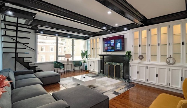 Modern 4BR Gold Coast Duplex w/Jacuzzi & Balcony