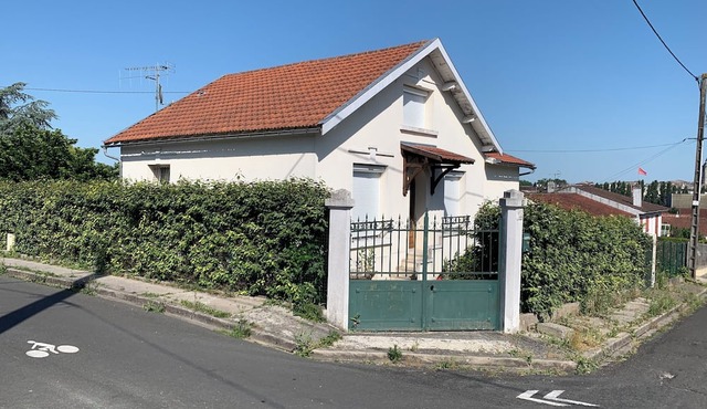 Cognac - Quiet residential area - 620 m2 wooded plot,