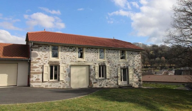 Charming Cottage Near Volcano Park with WiFi and Garden