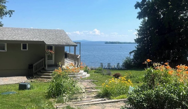 Charming 3-bedroom cottage in beautiful North Hero, Vermont with WiFi