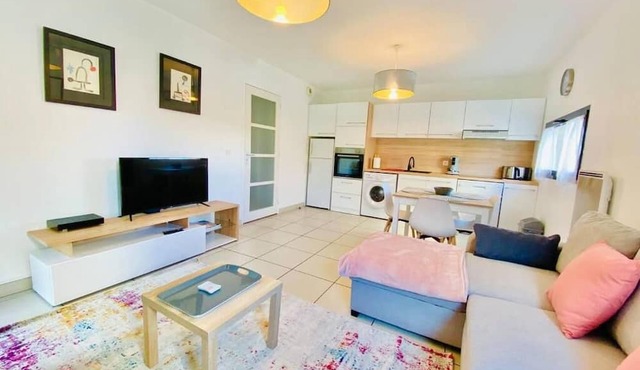 2-BEDROOM CITY CENTER APARTMENT WITH BALCONY AND ELEVATOR