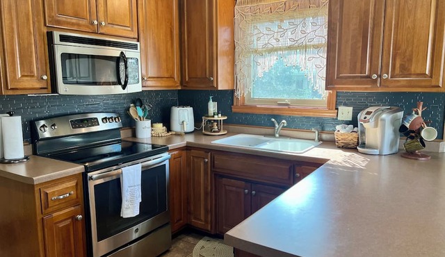 Hygge cozy 3-bedroom condo with WiFi, AC in peaceful De Pere & safe cul de sac.