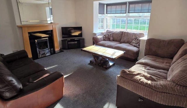 Spacious Central Home - Sleeps 7, Garden & Parking