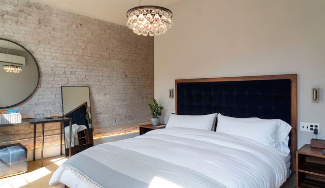 Charming Industrial; Chic Guest Studio in Wonderful Johnstown, OH