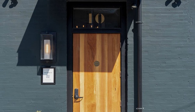 3 King Suite Historic Renovated Building in Wonderful Johnstown, OH